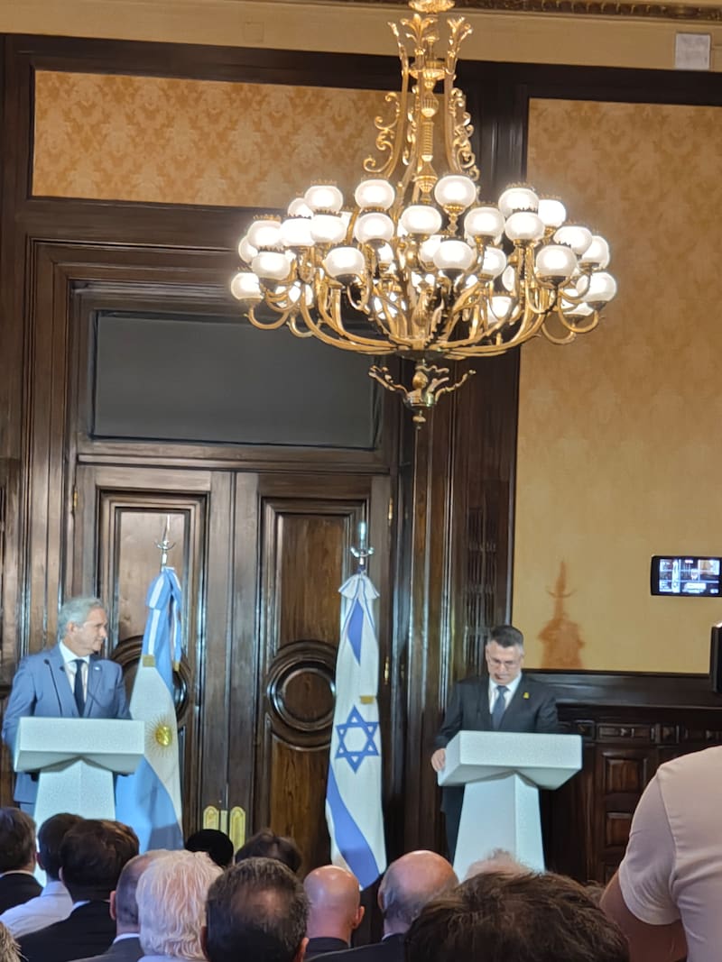 Los cancilleres Pablo Quirno de Argentina y Gideon Sa'ar de Israel anuncian el viaje de Javier Milei a Tel Aviv y Jerusalén en 2026 durante la apertura del foro económico bilateral en el Palacio Libertad 251125