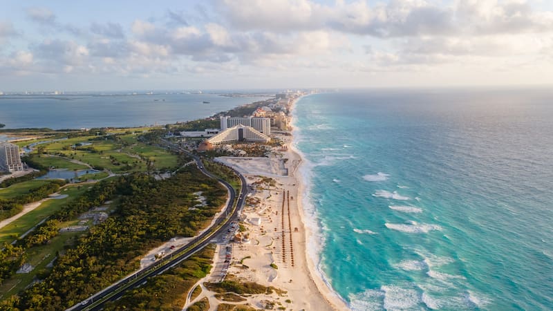La oferta de Workaway permite vivir en un refugio de perros en las afueras de Cancún, México.