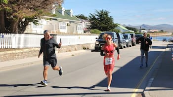 Es argentina, ganó la Maratón de las Islas Malvinas y le prohibieron usar su bandera