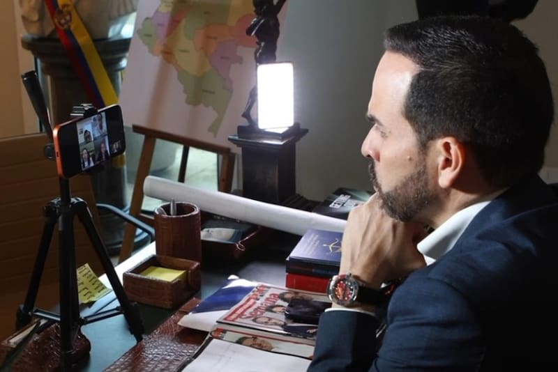 AME943. BOGOTÁ (COLOMBIA), 07/04/2026.- Captura de video cedido por el grupo de prensa del candidato presidencial colombiano Abelardo de la Espriella que lo muestra hablando en una reunión virtual. De la Espriella aseguró este martes que mantuvo una reunión virtual con la líder opositora venezolana María Corina Machado, con quien abordó una "visión conjunta de reconstrucción democrática" para los dos países. EFE/ Prensa Abelardo de la Espriella /SOLO USO EDITORIAL/ NO VENTAS/ SOLO DISPONIBLE PARA ILUSTRAR LA NOTICIA QUE ACOMPAÑA (CRÉDITO OBLIGATORIO)