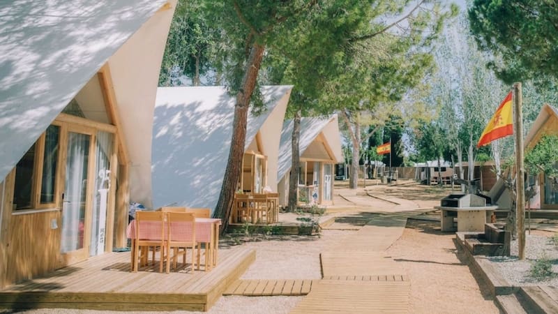 Buscan candidatos para vivir gratis en un camping de España: ofrecen alojamiento, comida y pocas horas de trabajo semanales. (Imagen ilustrativa generada con IA)