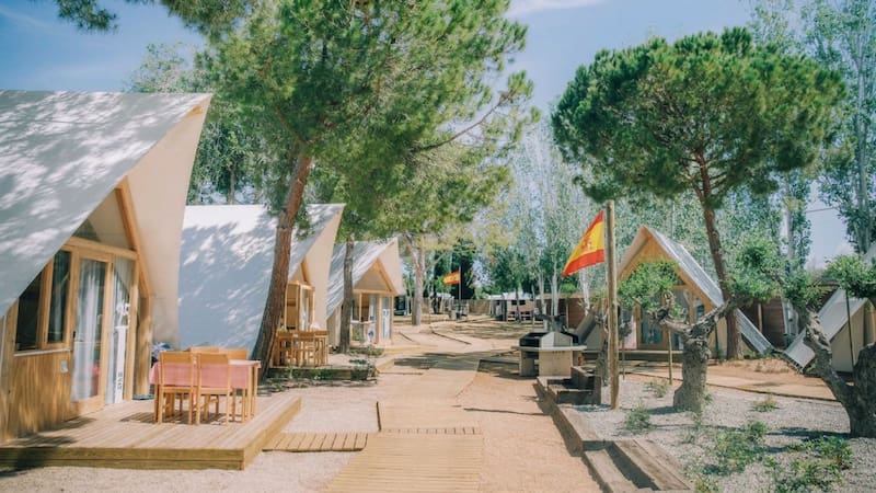 Buscan candidatos para vivir gratis en un camping de España: ofrecen alojamiento, comida y pocas horas de trabajo semanales. (Imagen ilustrativa generada con IA)