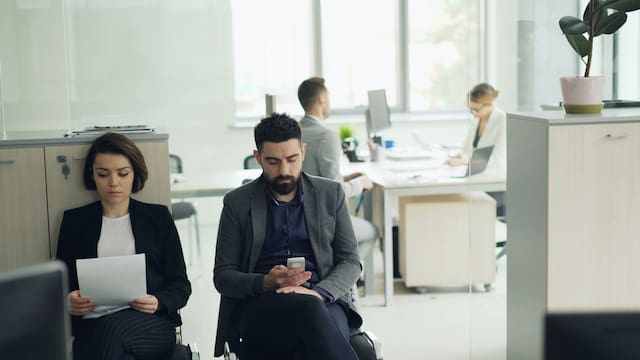 Confirmado por el BOE | Cambian las obligaciones de las empresas desde el 5 de octubre: deberán informar por escrito de estas condiciones laborales