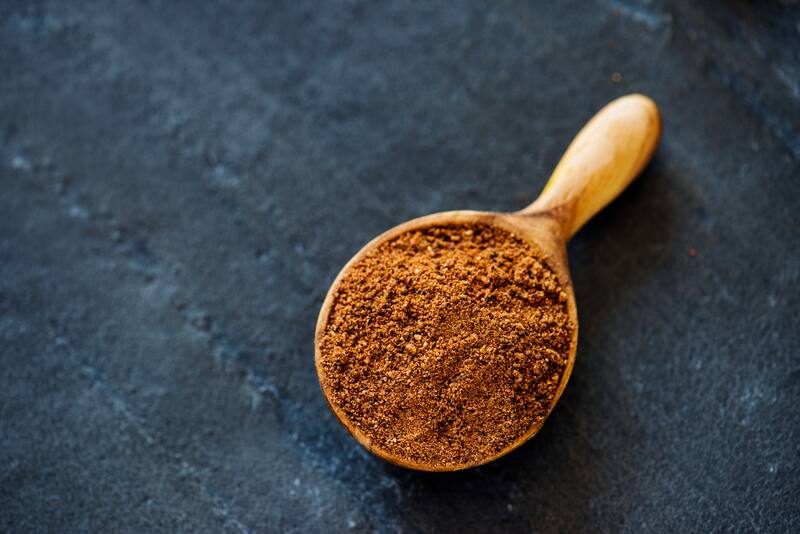 El ingrediente estrella de este tinte es la canela, una especia utilizada en la gastronomía que también posee múltiples beneficios para el cabello. Imagen: Freepik.
