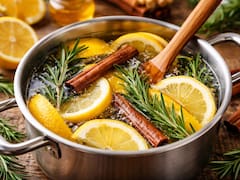 Hervir cáscara de limón, canela y romero: por qué lo recomiendan y para qué sirve