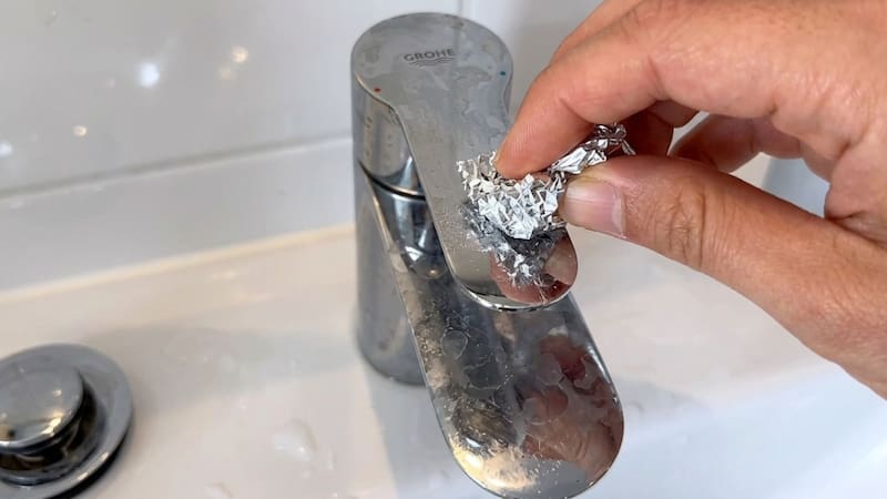 Frotar la canilla con papel aluminio: para qué sirve y por qué lo recomiendan.