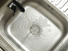 Tirar agua hirviendo en el desagüe de las cañerías: para qué sirve y por qué lo recomiendan