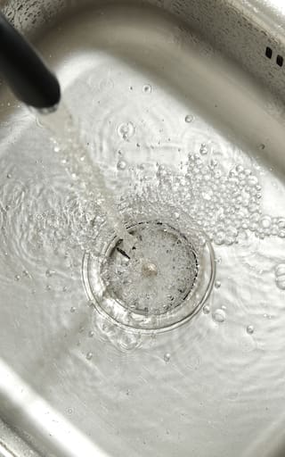Tirar agua hirviendo en el desagüe de las cañerías: para qué sirve y por qué lo recomiendan