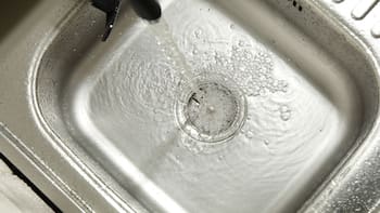 Tirar agua hirviendo en el desagüe de las cañerías: para qué sirve y por qué lo recomiendan