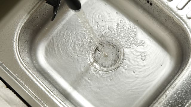 Tirar agua hirviendo en el desagüe de las cañerías: para qué sirve y por qué lo recomiendan