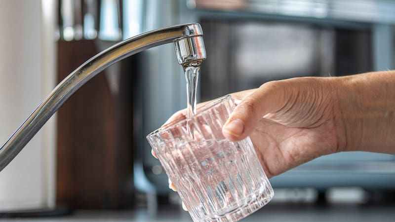 Arsénico en el agua en Buenos Aires: especialistas advierten a más de 10 municipios bonaerenses.