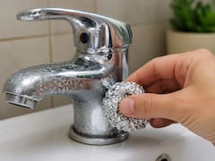 Frotar papel de aluminio sobre los grifos: por qué se recomienda y para qué sirve