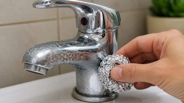 Frotar papel de aluminio sobre los grifos: por qué se recomienda y para qué sirve