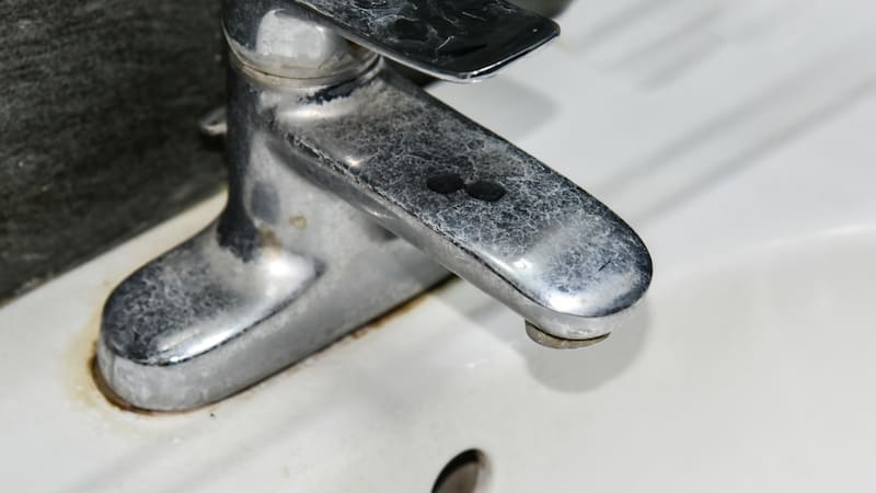 El vinagre puede ayudar a eliminar las manchas blancas de acumulación de minerales.