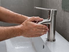 Frotar las manos en la canilla del baño: para qué sirve y por qué lo recomiendan
