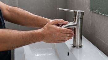 Frotar las manos en la canilla del baño: para qué sirve y por qué lo recomiendan