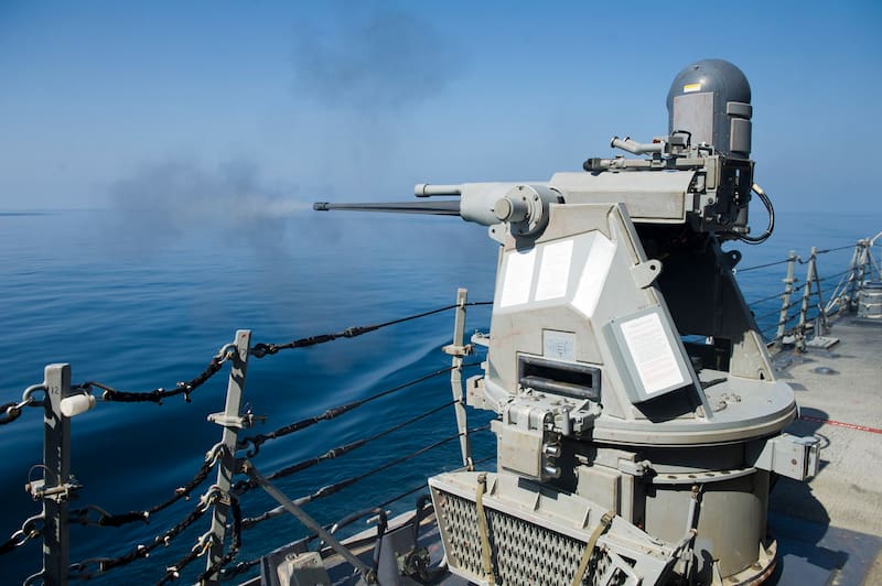 Los cañones Mk 38 son clave en la defensa cercana de los buques, pero la corrosión en alta mar afecta su rendimiento y durabilidad.