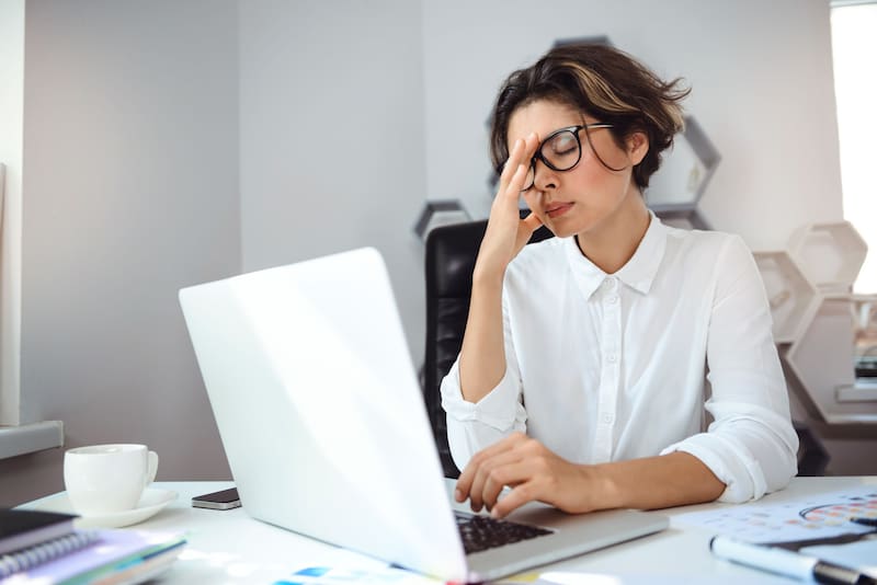 La silla no dice que sos desordenado. Dice que tu cerebro está cansado y que el entorno no está diseñado para ayudarte.