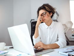 Más trabajo y menos descanso: solo el 16% de los empresarios duerme ocho horas por día