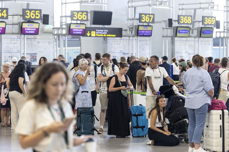 Confirmado | Aeropuertos de Córdoba y La Rioja bloquearán la entrada y salida del país a quienes posterguen la renovación del pasaporte. Fuente: EFE.