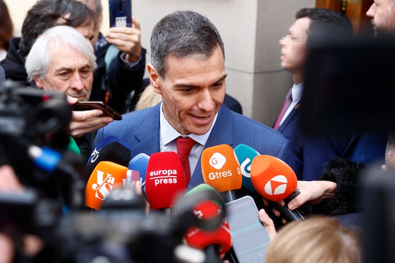 MADRID, 04/03/2026.- El presidente del Gobierno Pedro Sánchez a su llegada a la capilla ardiente del periodista Fernando Ónega, fallecido este martes, estará abierta este miércoles en la Casa de Galicia de Madrid. EFE/Rodrigo Jiménez