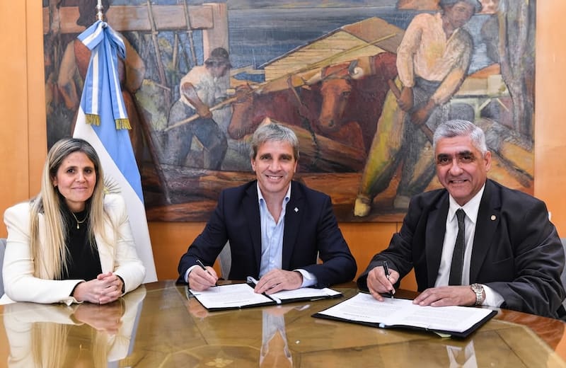 Luis Caputo junto al ministro de Economía y Producción de Tucumán, Daniel Abad.