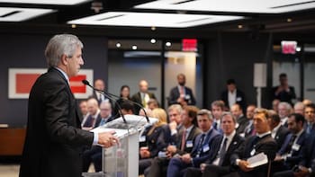 Caputo anticipó RIGI para todos y baja del riesgo país ante inversores en Nueva York