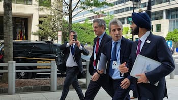 Caputo selló con el Banco Mundial el acuerdo por garantías para cubrir vencimientos de julio: cómo es la operación