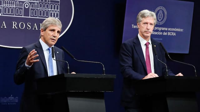 Presión cambiaria: para pisar el precio Caputo vende dólares y BCRA opera en futuros