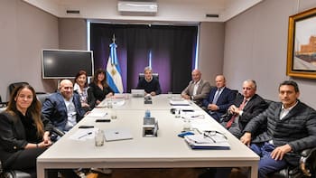 Inocencia fiscal: los cambios sobre la mesa de Caputo para captar los dólares del colchón