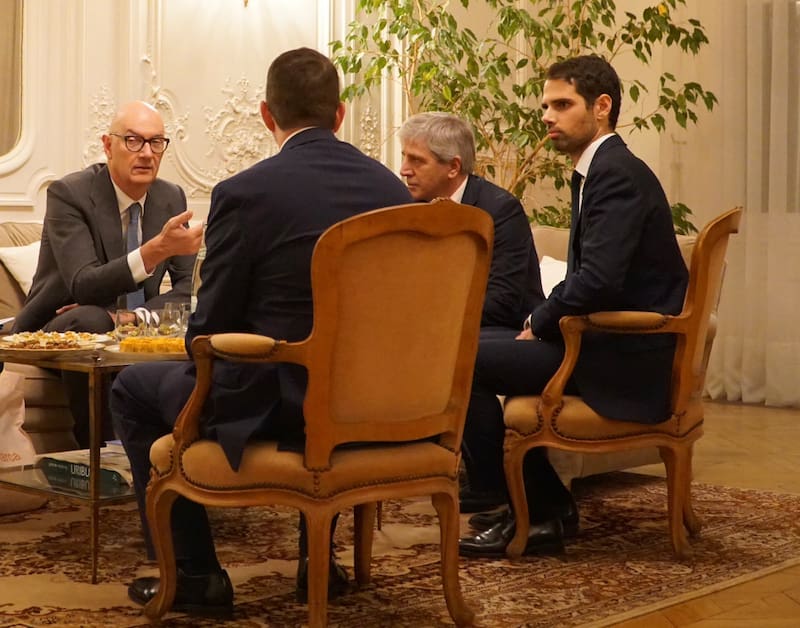 Luis Caputo durante el Argentina Week en París.