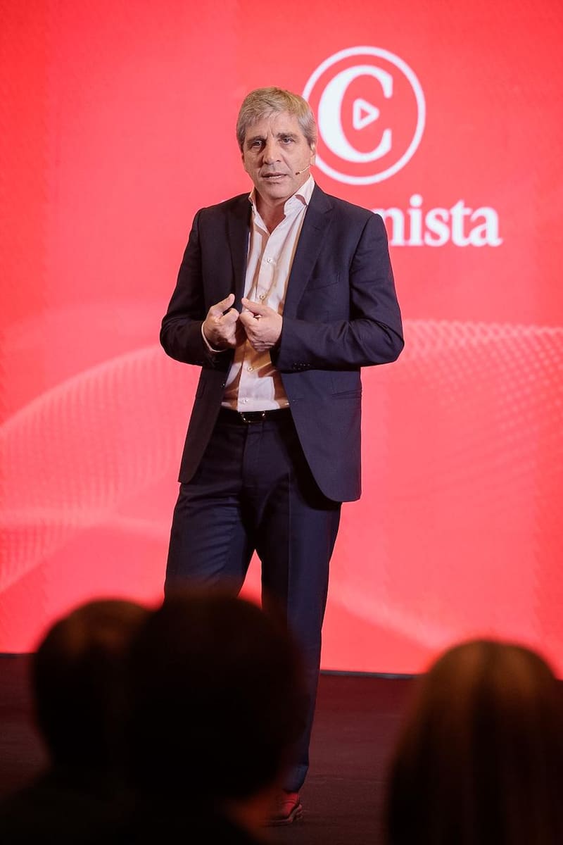 “Yo no puedo pretender comprar 100 millones de dólares por día en un mercado que está operando 200”, razonó Caputo.