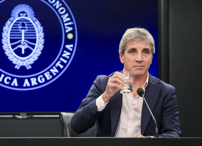 Caputo licitará deuda en dólares con vencimientos dentro y después del mandato de Milei.