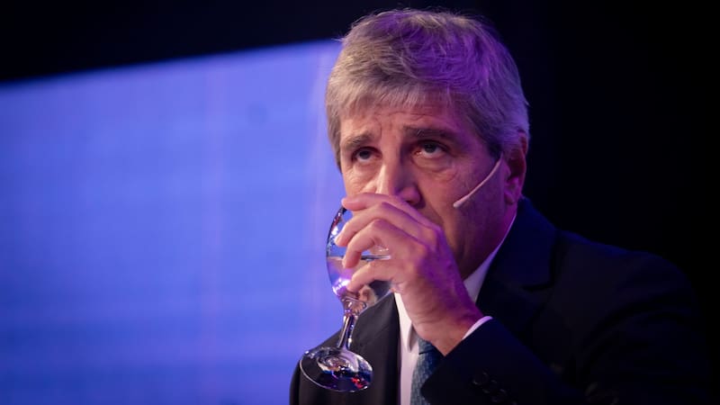 Caputo pidió que los “dólares del colchón” se vuelquen al sistema financiero para fomentar el crédito al sector privado