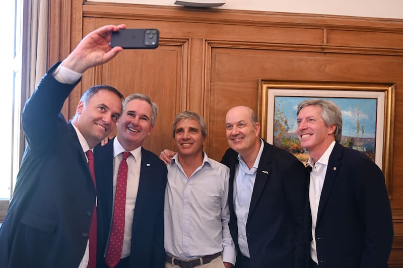 Adorni, junto a Quirno y el equipo económico.