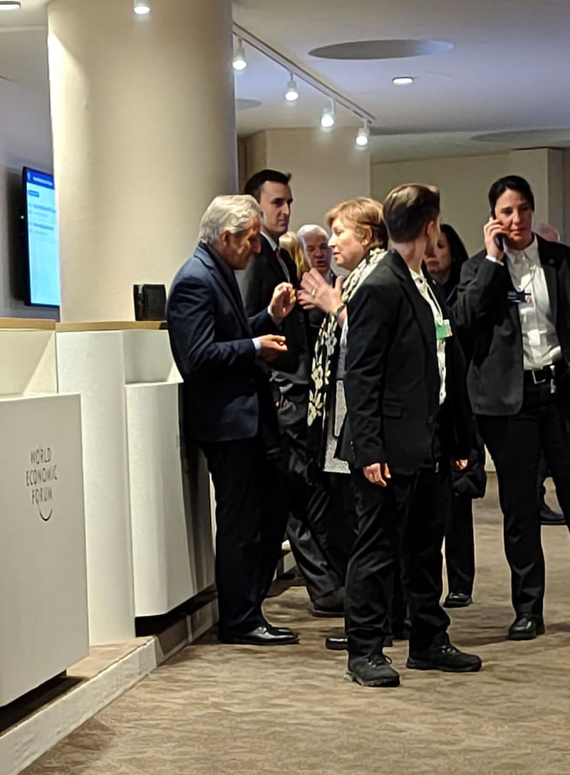 Encuentro informal entre Caputo y Georgieva: coincidieron en el guardarropas