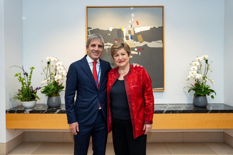 Luis Caputo y Kristalina Georgieva en la sede del FMI