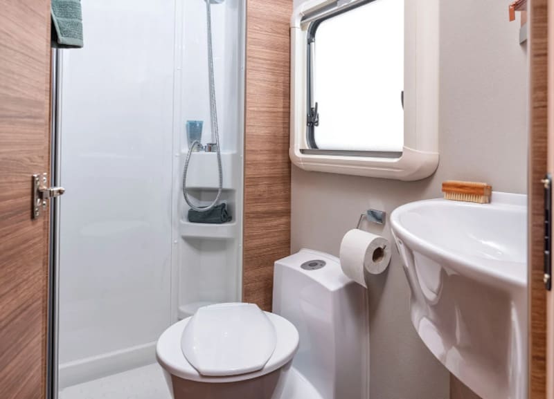 Esta nueva furgoneta camper es ideal para todo tipo de terreno: la autocaravana cuenta con Motor Fiat Ducato y hasta 180 CV de potencia.