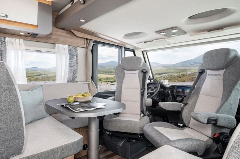 Esta nueva furgoneta camper es ideal para todo tipo de terreno: la autocaravana cuenta con Motor Fiat Ducato y hasta 180 CV de potencia.