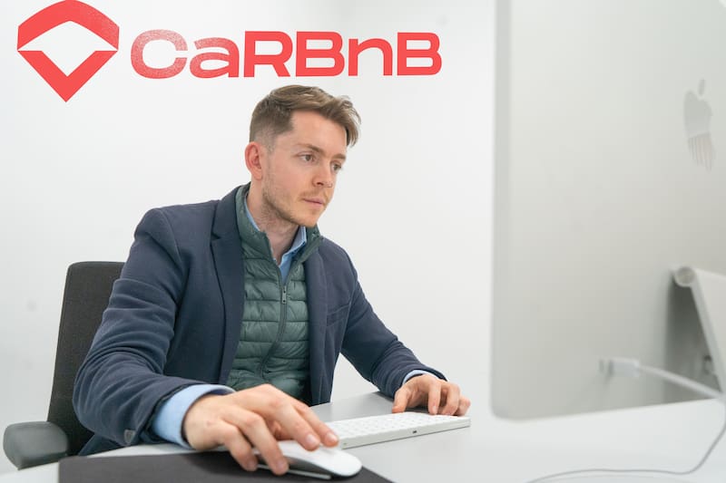 CarBnB es una plataforma española de carsharing entre particulares que permite rentabilizar vehículos infrautilizados generando entre 300 y 1.000 euros mensuales por unidad.