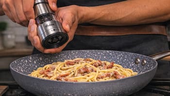 Ni crema ni panceta: esta es la receta de la verdadera receta para preparar una carbonara italiana