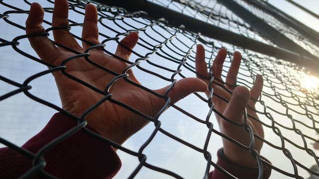 Darán 22 años cárcel a todos los ocupas: habrá mano dura y despojo de casas tomadas