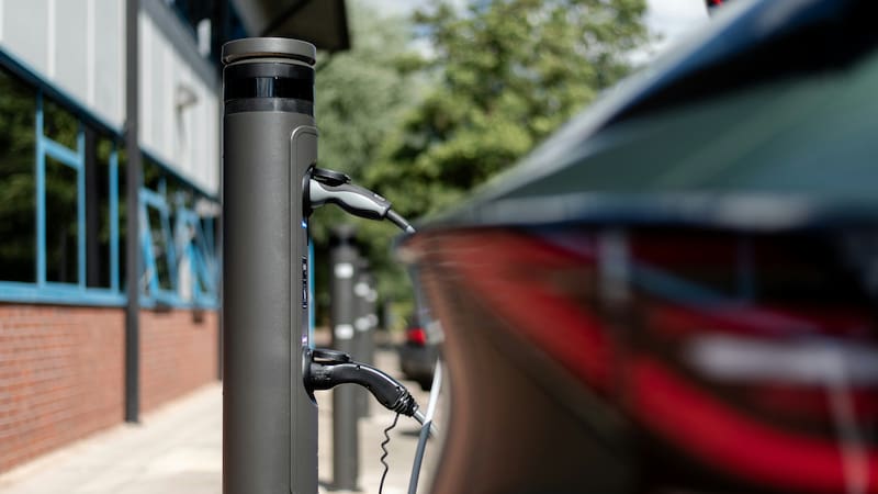 Carga de un vehículo eléctrico.