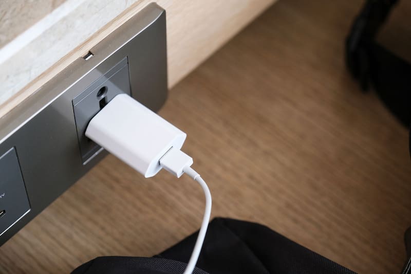 Desconectar cargadores durante la noche evita el consumo fantasma de energía. (Fuente: Shutterstock)