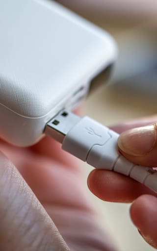 Cómo conectar el celular para cargar la batería cuando no hay electricidad en una casa: la manera segura, fácil y rápida