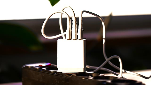 El celular o el cargador: cuál de los dos se debe conectar primero para evitar daños mecánicos y eléctricos