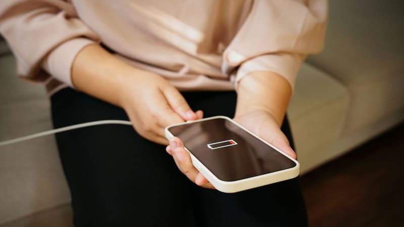 Cargar el celular de esta manera lo destroza y genera un daño irreparable en el teléfono
Fuente: Shutterstock