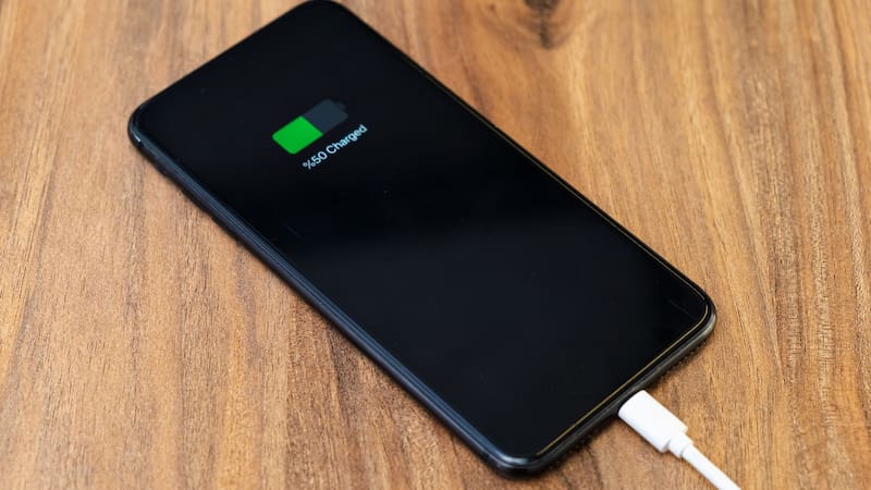 Cargar el celular de esta manera lo destroza y genera un daño irreparable en el teléfono
Fuente: Shutterstock