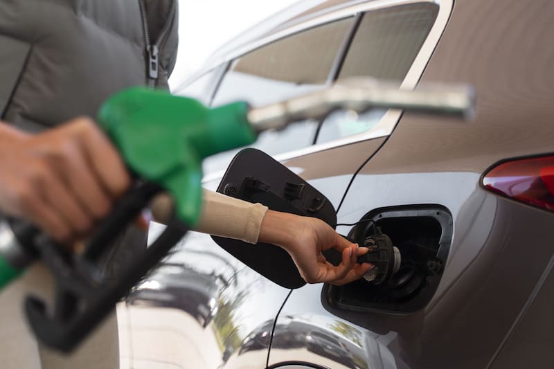Permite saber rápidamente de qué lado del auto está la tapa del tanque y evitar confusiones al momento de cargar nafta. (Fuente: Freepik)