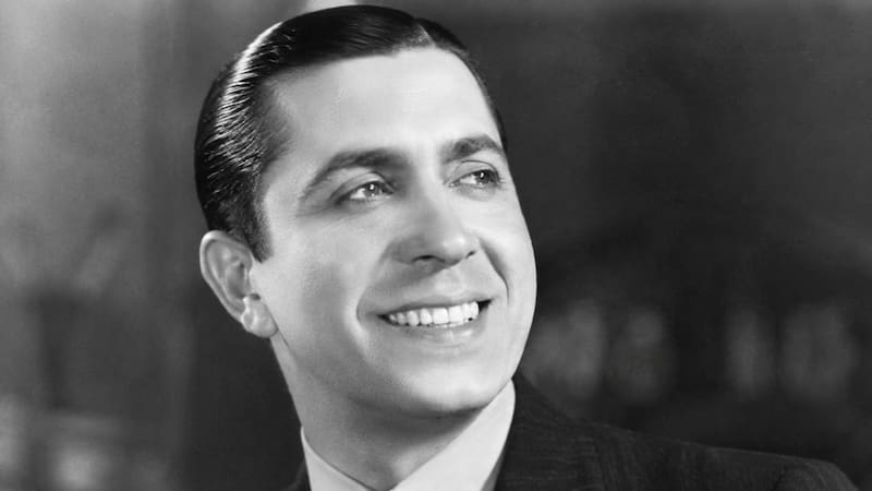 Carlos Gardel, padre del tango: “Un artista, un hombre de ciencia, no tiene nacionalidad. Un cantor tampoco es de todos y su patria es donde oye aplausos” .